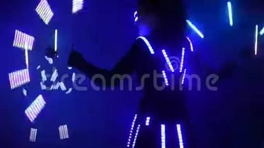 激光表演，穿着LED灯的舞蹈演员，非常漂亮的夜总会派对